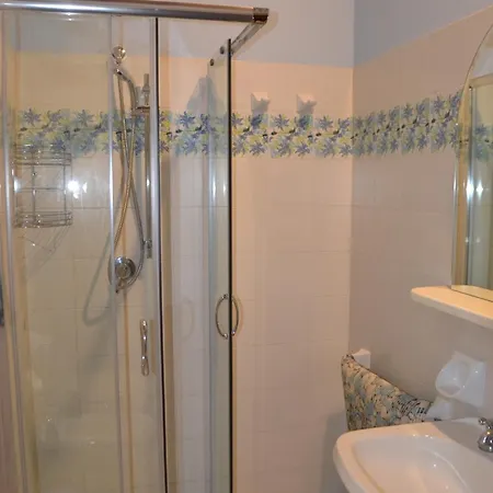 Le Rondini Con Giardino E Piscina Privata