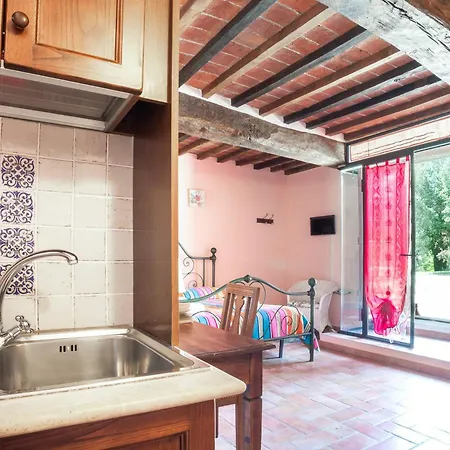 Le Rondini Con Giardino E Piscina Privata La Croce